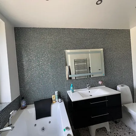 With Private Pool And Jacuzzi فيلة