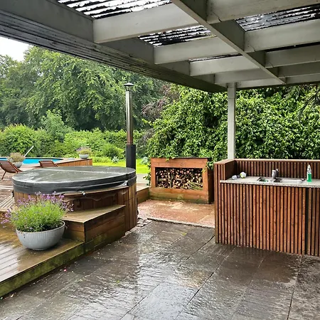With Private Pool And Jacuzzi فيلة *
