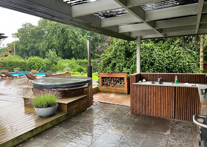 With Private Pool And Jacuzzi Willa *