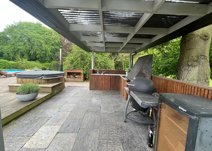 Villa With Private Pool And Jacuzzi *